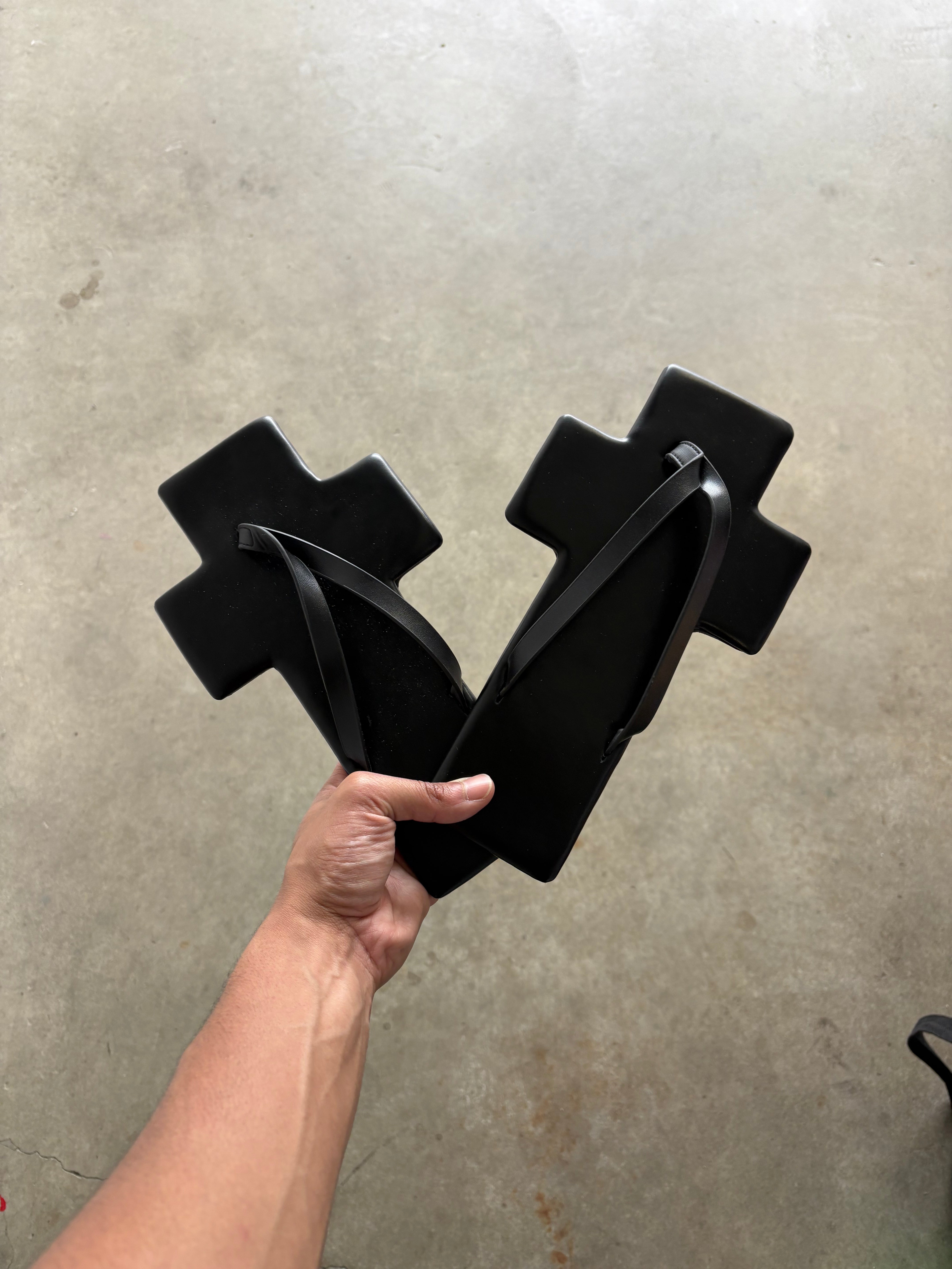 CROSS FLOPS - signature flip flop design